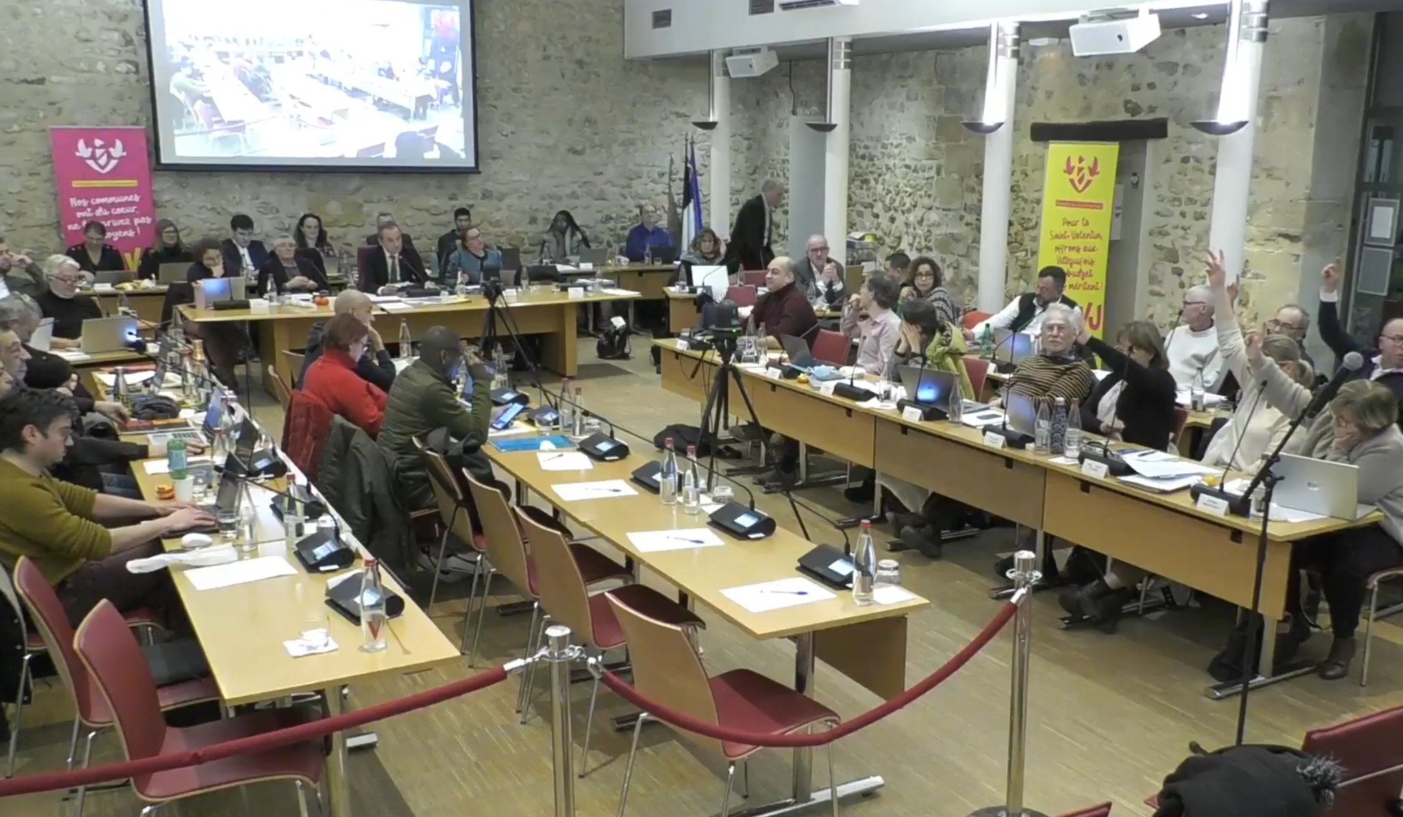 Peut être une image de 11 personnes, personnes qui étudient, salle de presse et texte