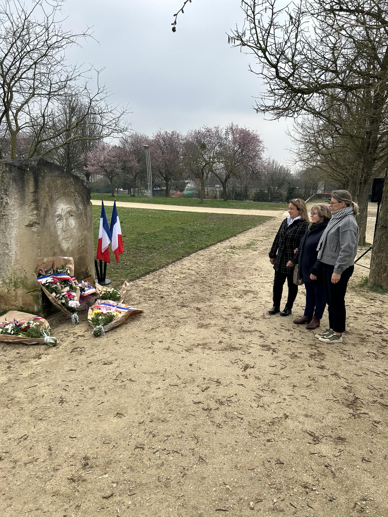 Peut être une image de 2 personnes et la Tombe des soldats inconnus